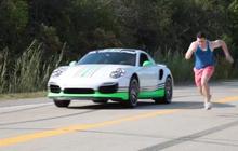 [Video] Porsche 911 Turbo S akhirnya menang drag race lawan manusia