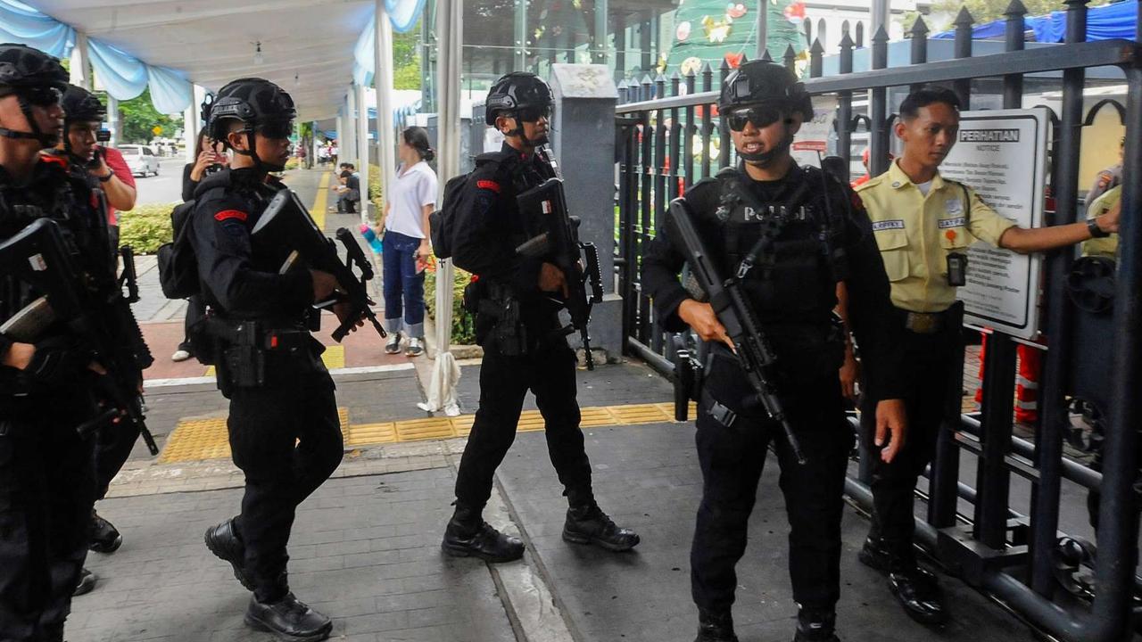 FOTO: Jelang Misa Malam Natal, Tim Gegana Bersenjata Laras Panjang Perketat Keamanan Gereja Katedral Jakarta