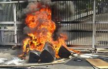 Demo Pecah di NTB, Massa Rusak Pagar Markas Polda dan Bakar Gedung DPRD hingga Atap Ludes
