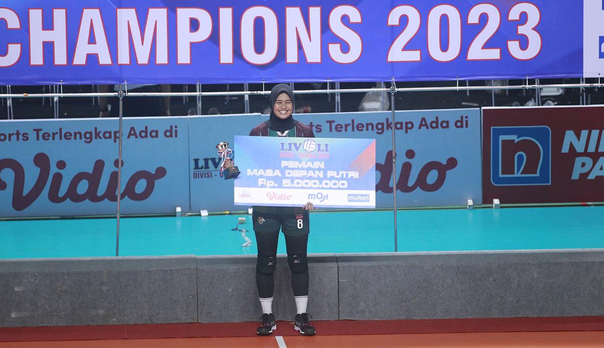 Pemain Tim Voli Putri Petrokimia Gresik Pupuk Indonesia, Putri Nur Hidayati Agustin menerima penghargaan sebagai Pemain Masa Depan Livoli Divisi Utama 2023 dengan menerima piala dan hadiah uang pembinaan sebesar Rp 5 juta usai laga grand final Livoli Divisi Utama 2023 menghadapi TNI AU di di GOR Joyoboyo, Kediri, Sabtu (9/12/2023) malam WIB. Petrokimia Gresik Pupuk Indonesia menang 3-0 (25-21, 25-23, 25-16). (PBVSI)
