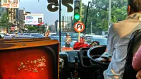 Bu Polwan Cantik Laporan Lalu-lintas via Skype, Bukan Selfie Lho!