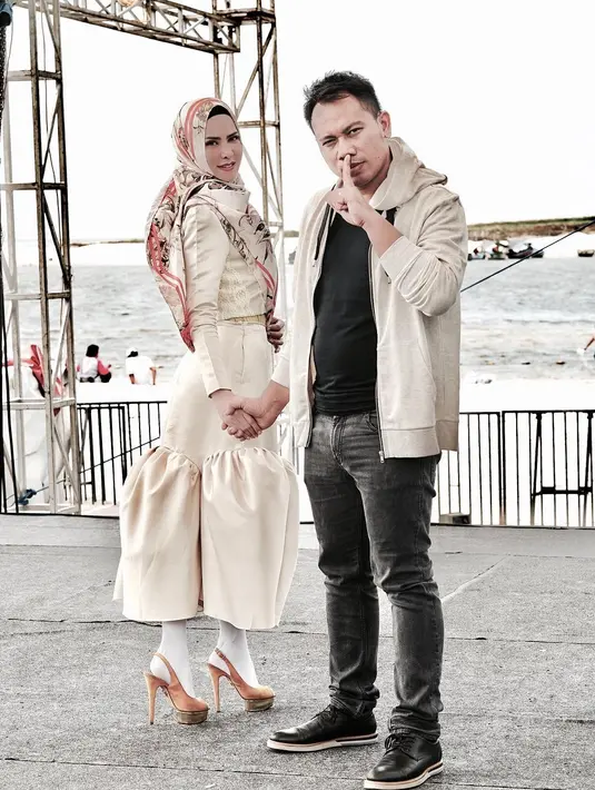 Ditemui di kawasan Kuningan, Jakarta Selatan, Kamis (18/1/2018) mantan istri siri Rhoma Irama itu mengungkapkan Vicky Prasetyo terbiasa dengan gaya hidup sederhana. (Instagram/angellelga)