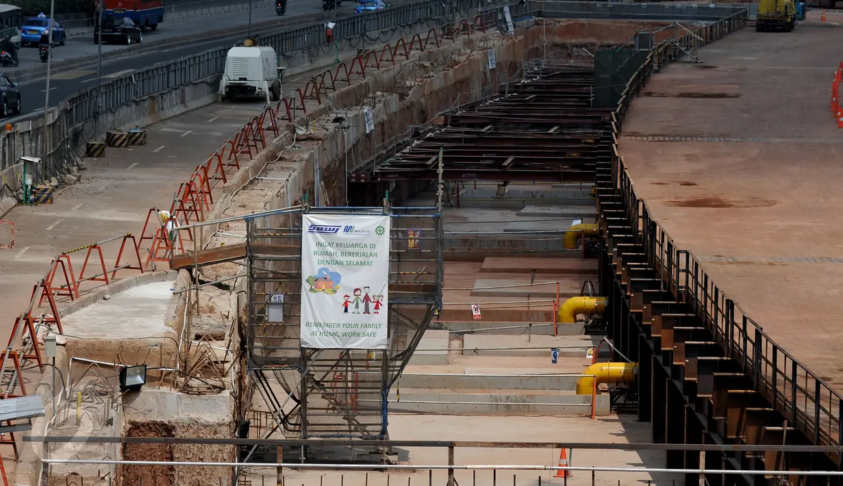 Aktivitas pembangunan proyek pengerjaan MRT di Jalan Sudirman-Thamrin, Jakarta terlihat sepi, Rabu (22/7/2015). Pembangunan proyek masih berhenti sementara hingga sepekan setelah Lebaran. (Liputan6.com/Johan Tallo)
