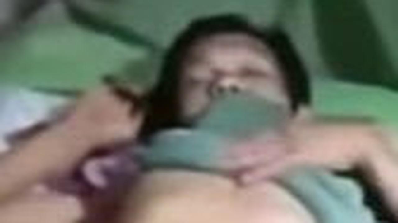 Dalam video singkat yang beredar, terlihat pria bercelana pendek itu terbaring di tempat tidur.<br>