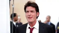 Charlie Sheen Duga Terjangkit HIV dari Seorang Transeksual 