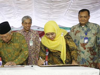 Ketua MUI KH Ma’aruf Amin (kiri) dan Mensos Khofifah Indar Parawansa saat menandatangani MoU program edukasi keuangan syariah '1 Juta Umat Mandiri' di Tangerang, Senin (30/5).(Liputan6.com/Angga Yuniar)