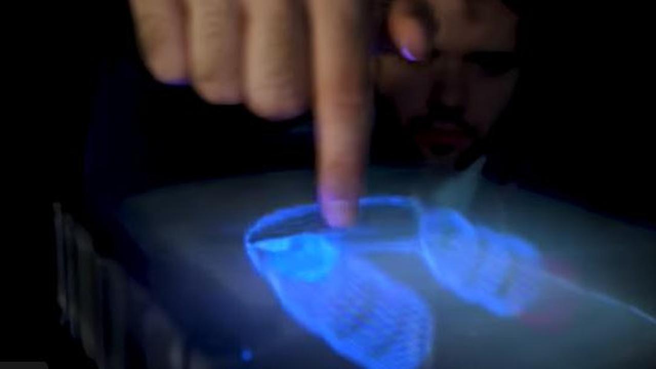 VIDEO Memukau Seperti di Film 'Iron Man', Hologram 3D Kini Bisa Disentuh dan Diraba