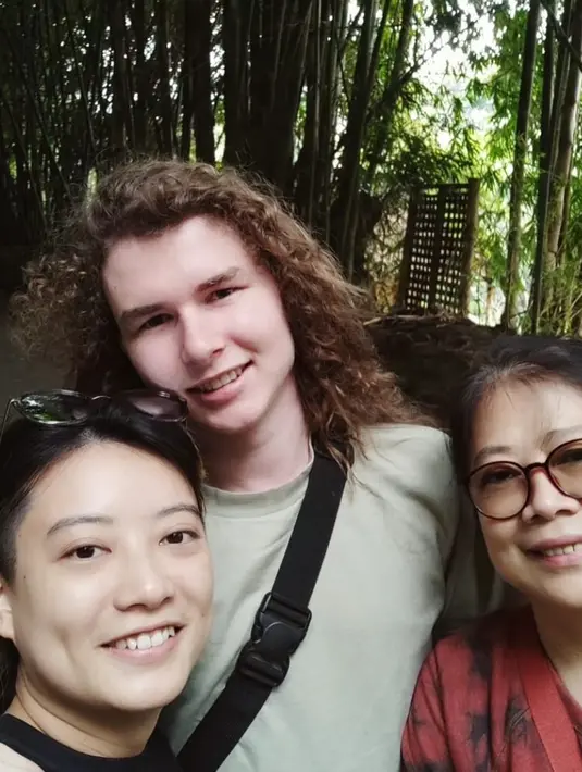 Lewat unggahan laman Instagram Charles Seaman, ia didampingi Leony terlihat akrab dengan orang tua Leony. Sosok Sofia Atan, ibu Leony VH kompak melakukan selfie bareng. Foto bersama ini menandakan hubungan Leony Trio Kwek Kwek dan Charles Seaman sudah direstui. (Liputan6.com/IG/charles.n.g.s)