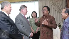 Wakil Ketua MPR Oesman Sapta (kedua kanan) saat menerima Kunjungan Duta Besar Brasil untuk Indonesia Rubem Antonio Correa Barbosa (jas abu abu) di ruang Pimpinan Komplek Parlemen Senayan, Jakarta, Senin (28/3). (Liputan6.com/Angga Yuniar)