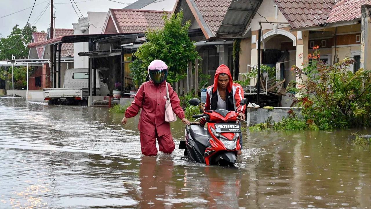 FOTO: Siklon Tropis Senyar Picu Hujan Ekstrem, Sejumlah Wilayah Aceh Mulai Terendam Banjir