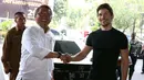 Menteri Komunikasi dan Informatika, Rudiantara berjabat tangan dengan pendiri sekaligus CEO Telegram, Pavel Durov setibanya di kantor Kemenkominfo, Jakarta, Selasa (1/8). Keduanya menggelar pertemuan yang berlangsung tertutup. (Liputan6.com/Angga Yuniar)