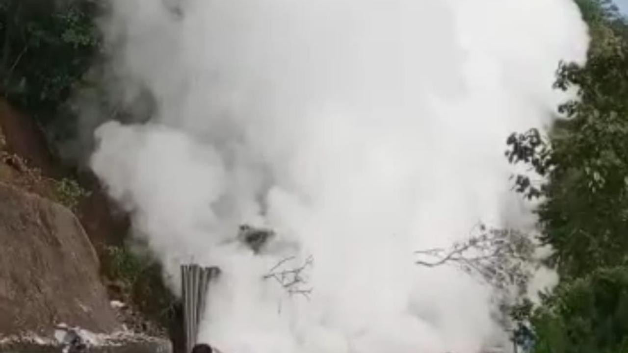 Semburan uang panas bumi langsung menyembur ke permukaan, setelah fasilitas intalasi pipa milik PGE Area Karaha rusak diterjang material longsor,