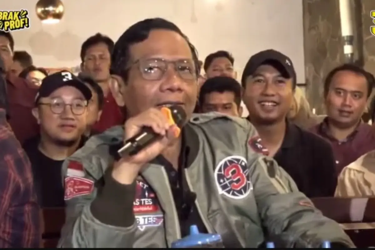 Calon Wakil Presiden (cawapres) nomor urut 03 Mahfud Md melakukan tanya jawab dengan pendukungnya dalam acara Tabrak Prof! di Semarang, Jawa Tengah, Selasa (23/1/2024).