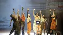 Para pemeran teater tampil dalam pertunjukan musikal Senja Teduh Pelita di Graha Bhakti Budaya, Taman Ismail Marzuki (TIM), Jakarta, Jumat (3/7/2026). Musikal ini diadaptasi dari lagu grup musik Maliq & D’Essentials yang  menceritakan tentang sekelompok anak-anak di masa depan yang berusaha membangun kembali dunia yang sudah hancur dan menyelamatkan orangtua mereka.(Kapanlagi.com/Budy Santoso)