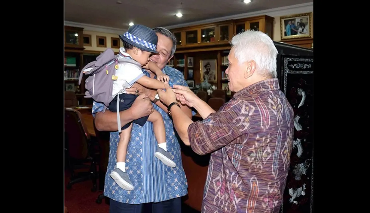 SBY dan Hatta Radjasa tampak harmonis saat berebut menggendong cucu kesayangan mereka (13/07/2014)(Istimewa/Instagram@aniyudhoyono)