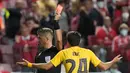 Bek Barcelona, Eric Garcia dikartu merah oleh wasit saat bertanding melawan Benfica pada pertandingan grup E Liga Champions di stadion Luz di Lisbon, Portugal, Kamis (30/9/2021). Kemenanga atas Barcelona membuat Benfica berada di posisi kedua klasemen dengan empat poin. (AP Photo/Armando Franca)