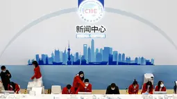 Para relawan bekerja di media center Pameran Impor Internasional China (China International Import Expo/CIIE) ketiga di Shanghai, China timur, pada 3 November 2020. (Xinhua/Zhang Yuwei)