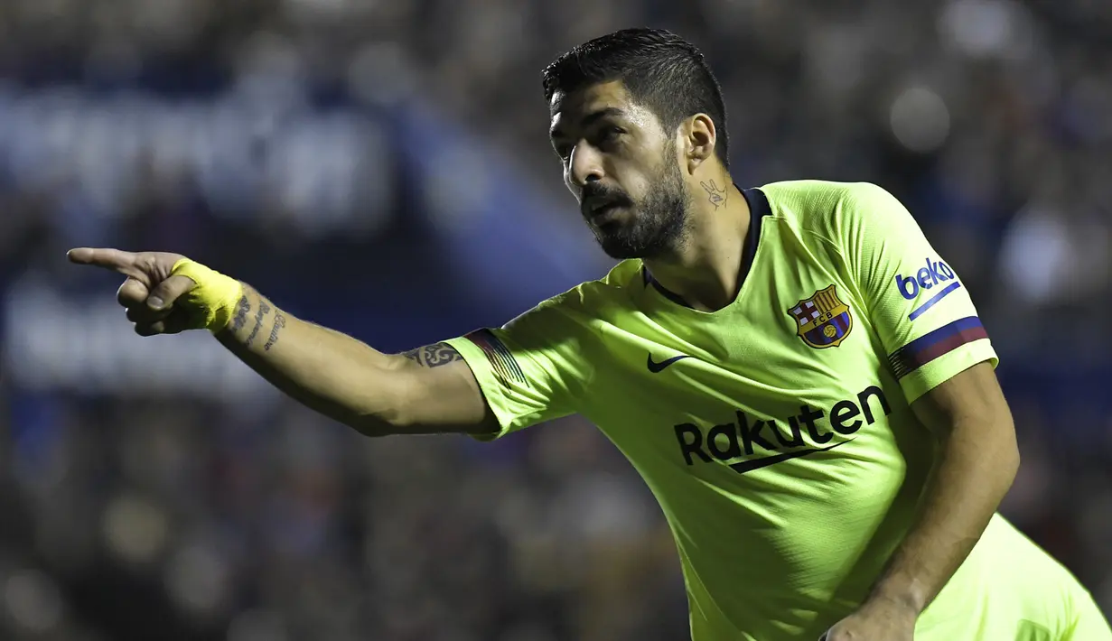 Striker Barcelona, Luis Suarez, merayakan gol yang dicetaknya ke gawang Levante  pada laga La Liga di Stadion Ciutat de Valencia, Valencia, Minggu (16/12). Levante kalah 0-5 dari Barcelona. (AFP/Jose Jordan)