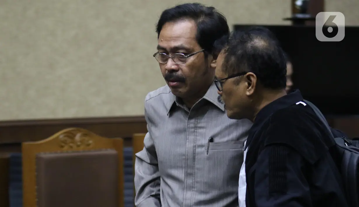 Mantan Gubernur Kepulauan Riau, Nurdin Basirun usai menjalani sidang pembacaan dakwaan di Pengadilan Tipikor Jakarta, Rabu (4/12/2019). Nurdin Basirun didakwa menerima gratifikasi Rp4,22 miliar dari berbagai pihak selama masa jabatannya dalam kurun waktu 2016-2019. (Liputan6.com/Helmi Fithriansyah)