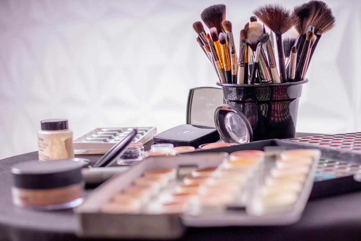 Tips Mengatasi Make Up yang Mudah Luntur agar Tampil Fresh Sepanjang Hari