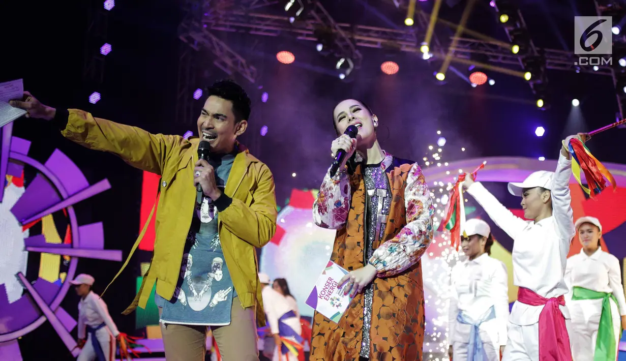 Suasana kemeriahan Konser Energi Asian Games 2018 di Studio 6 Indosiar, Jakarta, Kamis (8/3). (Liputan6.com/Faizal Fanani)
