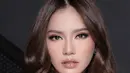 Mahalini Raharja tampil memukau dalam makeup bernuansa nude, yang kontras dengan outfit serba hitamnya. Matanya yang tajam dilembutkan engan pulasan eyeshadow pink super lembut dan bibirnya dipulas lipstik nude yang glossy. [Foto: Instagram/dhirmanputra]