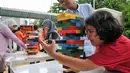 Seorang anak antusias saat melakukan permainan menyusun balok di acara tahunan Sekolah Cikal Amri, Cipayung, Jakarta Timur, Jumat (18/12). Berbagai kegiatan menarik diadakan dalam acara tahunan ini. (Liputan6.com/Yoppy Renato)