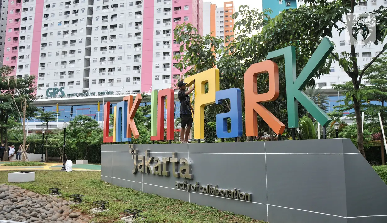 Aktivitas pekerja saat menyelesaikan pembangunan Taman Link In Park, Cempaka Putih, Jakarta Pusat, Kamis (12/1/2023). Pemprov DKI melalui Dinas Pertamanan dan Hutan Kota (Distamhut) DKI Jakarta akan segera meresmikan taman baru viral Link In Park dengan inspirasi nama band rock asal Amerika Serikat dengan sejumlah fasilitas di taman tersebut antara lain, area skateboard, fitness outdoor, area bermain anak, toilet, hingga rumah hobbit yang akan diresmikan pada Februari mendatang. (merdeka.com/Iqbal S Nugroho)