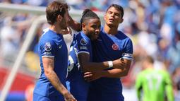 Striker Chelsea, Christopher Nkunku (tengah) merayakan gol yang dicetaknya ke gawang Fulham pada laga uji coba pramusim Premier League Summer Series 2023 di Landover, Maryland, USA (30/7/2023). Christopher Nkunku meninggalkan RB Leipzig untuk bergabung dengan Chelsea. The Blues mendapatkannya dengan mahar 60 juta euro atau setara Rp990 miliar dengan durasi kontrak selama 6 tahun hingga 30 Juni 2029. (AFP/Getty Images/Mike Stobe)