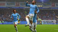 Gelandang Manchester City Bernardo Silva (tengah) merayakan gol ke gawang Cardiff City pada laga Liga Inggris di Cardiff City Stadium, Sabtu (22/9/2018). (AFP/Geoff Caddick)