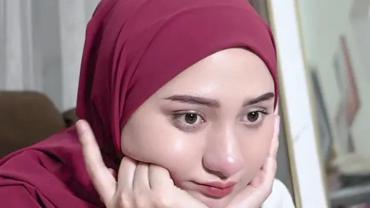7 Outfit Merah Putih Hijab Artis, Cocok Dipakai Jalan Santai dan Lomba