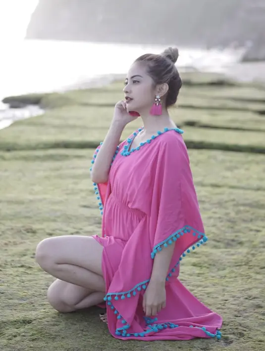 Tak hanya cantik, pemain sinetron Belenggu Dua Hati ini juga sering tampil dengan outfit kekinan. Ketika menikmati indahnya pantau, makeup yang menghiasi wajah Tiwi pun membuatnya kian menawan. (Liputan6.com/IG/@tentangtiwi)