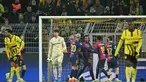 Para pemain Barcelona merayakan gol pembuka yang dicetak oleh Raphinha saat laga melawan Borussia Dortmund pada pertandingan keenam Liga Champions 2024/2025 di stadion Signal Iduna Park, Jerman pada Rabu 11 Desember 2024 waktu setempat atau Kamis 12 Desember 2024 dini hari Waktu Indonesia Barat. (INA FASSBENDER/AFP)