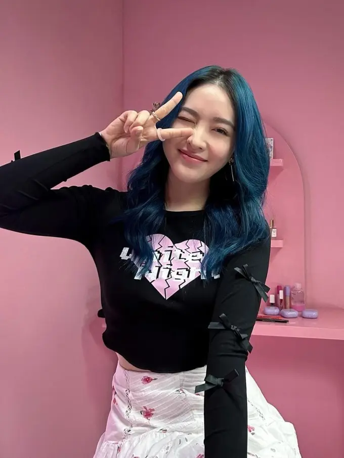 Natasha Wilona dikira Idol Korea setelah ganti warna rambut berwarna biru
