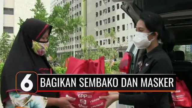 Warga Rusun Nagrak, Cilincing, menerima bantuan ratusan paket sembako dan masker dari YPP SCTV-Indosiar. Guna menghindari terjadinya kerumunan, pembagian dilakukan secara bergantian.