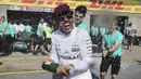 Pebalap Mercedes, Lewis Hamilton merayakan kemenangan usai menjuarai ajang Formula One Canadian Grand Prix di Montreal, Canada, (11/6/2017).  (Tom Boland/The Canadian Press via AP)