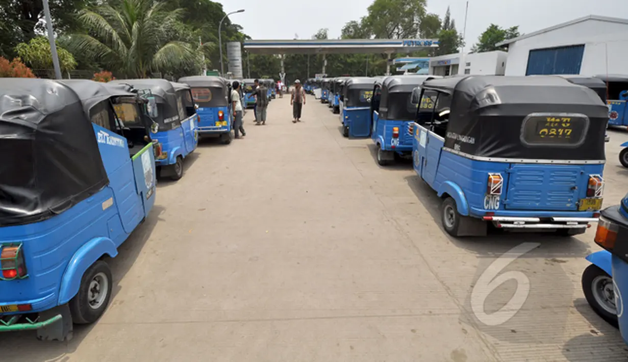 Angkutan Bajaj antre untuk pengisian BBG di salah satu Stasiun Pengisian Gas, Jakarta, Rabu (25/2/2015). Pemerintah akan menggenjot penggunaan BBG dalam rangka konversi dari bahan bakar minyak pada moda transportasi. (Liputan6.com/Faizal Fanani)