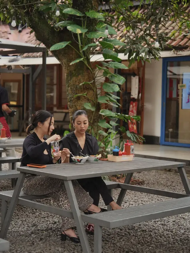 Naik Angkot Tetap Slay, Gaya Kompak Serba Hitam Duo Kakak-Adik Nikita Willy dan Winona Willy Saat Kulineran di Bandung