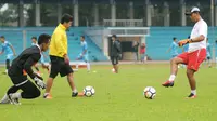 Pelatih kiper sementara Arema FC, Anis Syah, memimpin latihan di di pusat kebugaran Universitas Brawijaya Malang, Senin (11/12/2017). (Bola.com/Iwan Setiawan)