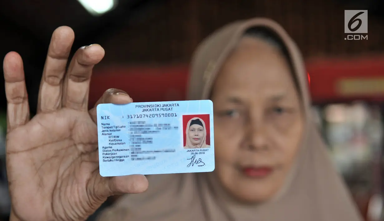 Warga menunjukkan e-KTP baru dibuat saat pelayanan Bina Kependudukan di Rusun Petamburan, Jakarta, Rabu (26/6/2019). Operasi Biduk Dinas Dukcapil Jakarta Pusat dari 14-24 Juni 2019 mencatat 3.491 jiwa merupakan pendatang baru dari luar Jakarta pasca Idul Fitri 1440 H. (merdeka.com/Iqbal S. Nugroho)