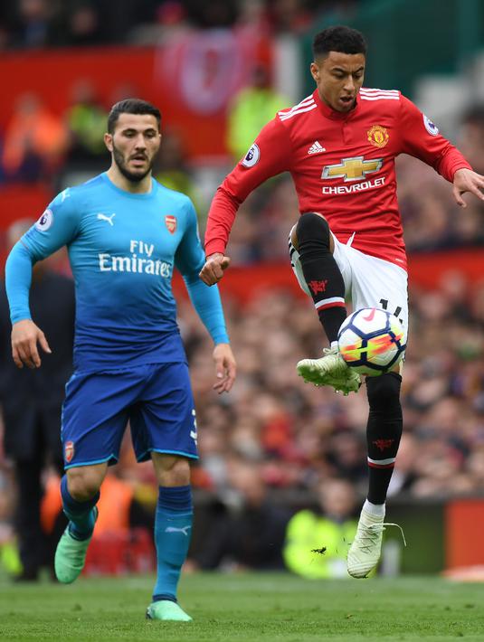 Gelandang Manchester United Jesse Lingard mengontrol bola saat melawan Arsenal dalam pertandingan Liga Inggris di stadion Old Trafford di Manchester (29/4). Dengan hasil ini, Manchester United kokoh di peringkat kedua. (AFP/Paul Ellis)