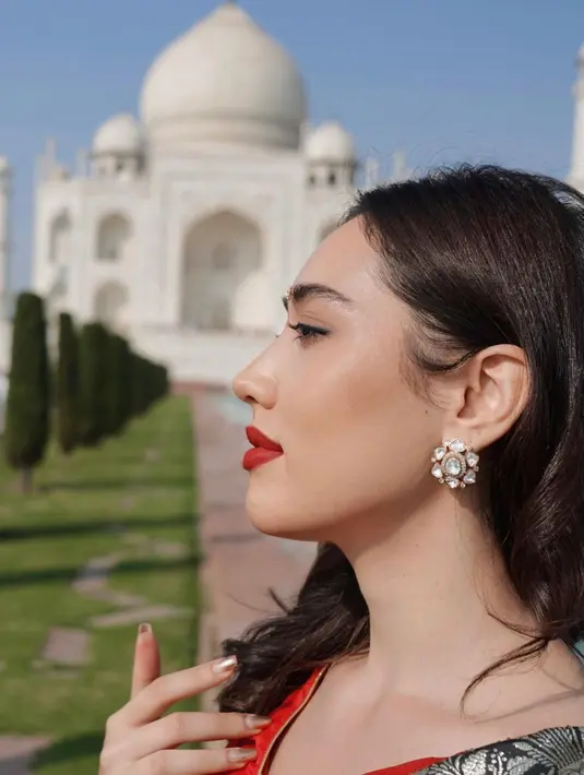 Anting-anting besar jadi pelengkap penampilan Laksmi De Neefe sebagai perempuan India [@laksmideneefe]