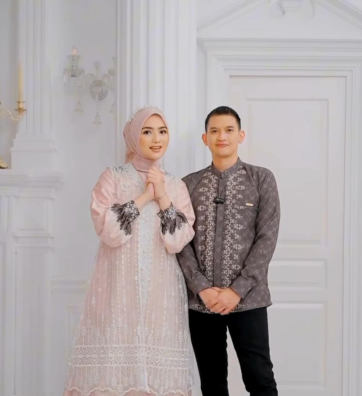 Inspirasi Model Baju Lebaran Couple Ala Citra Kirana, Bikin Keluarga Makin Kompak