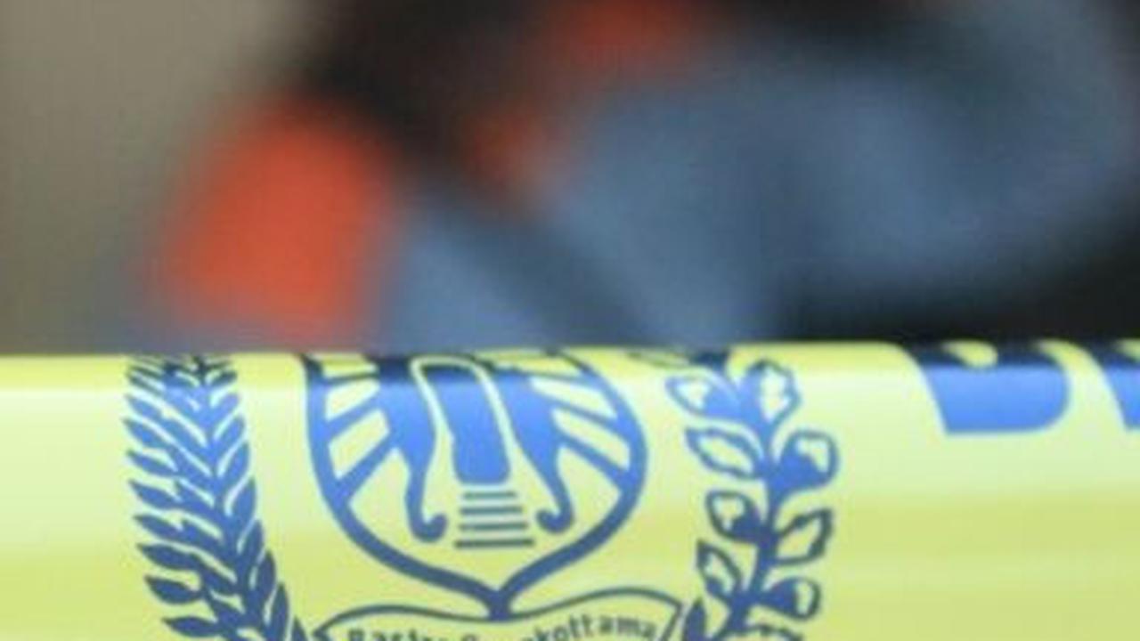 Ketiga pelaku berinisial EA (22) yang berperan sebagai muncikari. Sementara YM (24) dan VN (22) berperan sebagai pekerja seks komersial (PSK).