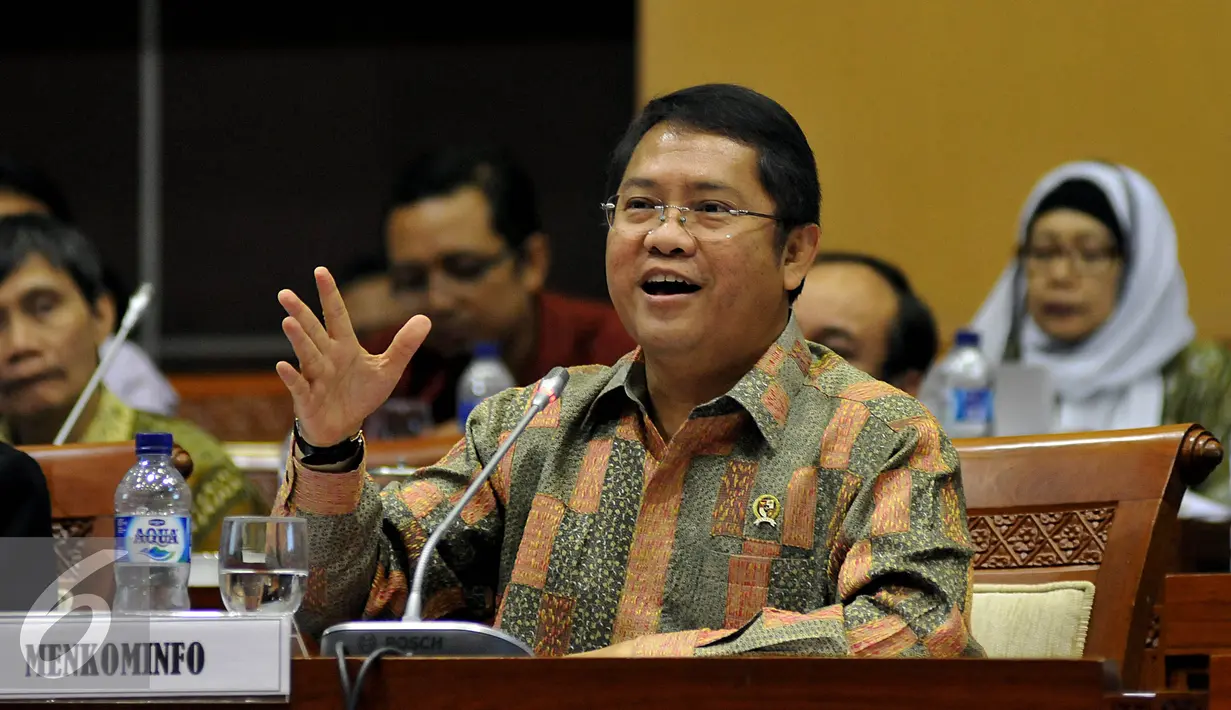 Menkominfo Rudiantara memberikan penjelasan saat rapat kerja dengan Komisi I DPR di Kompleks Parlemen, Senayan, Jakarta, Selasa (29/9/2015). Rapat membahas isu-isu teraktual dibidang komunikasi dan informasi di Indonesia. (Liputan6.com/Johan Tallo)