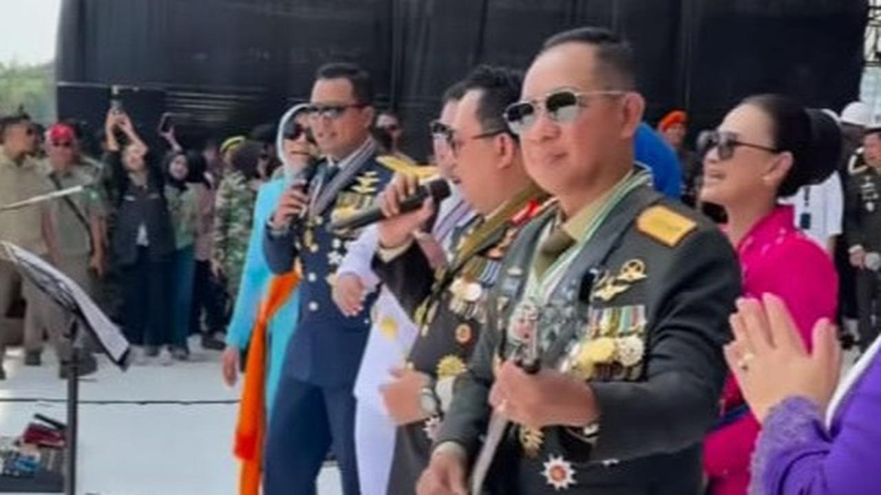 Gaya Asyik Kasad jadi 'Penyanyi Latar' Para Jenderal di HUT TNI, Nyanyi Lagu Slank