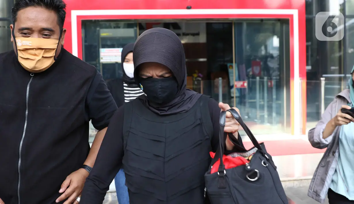 Wali Kota Banjar 2013-2018 dan 2018-2023, Ade UU Sukaesih (kanan) keluar dari Gedung KPK, Jakarta, Rabu (12/8/2020). Ade UU Sukaesih diperiksa terkait proses penyidikan dugaan tindak pidana korupsi proyek infrastuktur pada dinas PUPR Kota Banjar TA 2012-2017. (Liputan6.com/Helmi Fithriansyah)