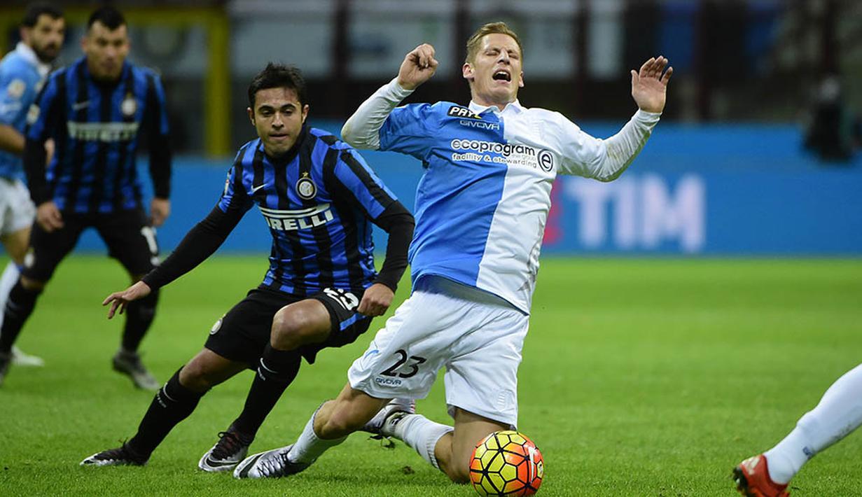 Penyerang anyar Inter Milan, Eder, berebut bola dengan gelandang Chievo, Valter Birsa. Bagi Inter ini merupakan kemenangan pertama setelah empat laga Serie A terakhir selalu gagal menang. (AFP/Olivier Morin)