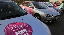 Reem Fawzy (kanan), direktur perusahaan pink Taxi terlihat berbincang dengan salah satu pengemudi taksi pink di Kairo, Mesir, Selasa (8/9). Pink Taxi secara khusus dikemudikan oleh para perempuan. (REUTERS/Amr Abdallah Dalsh)