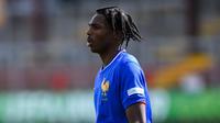 Jeremy Jacquet saat memperkuat tim muda Prancis. Bek muda ini baru saja direkrut Liverpool. (X/Liverpool)